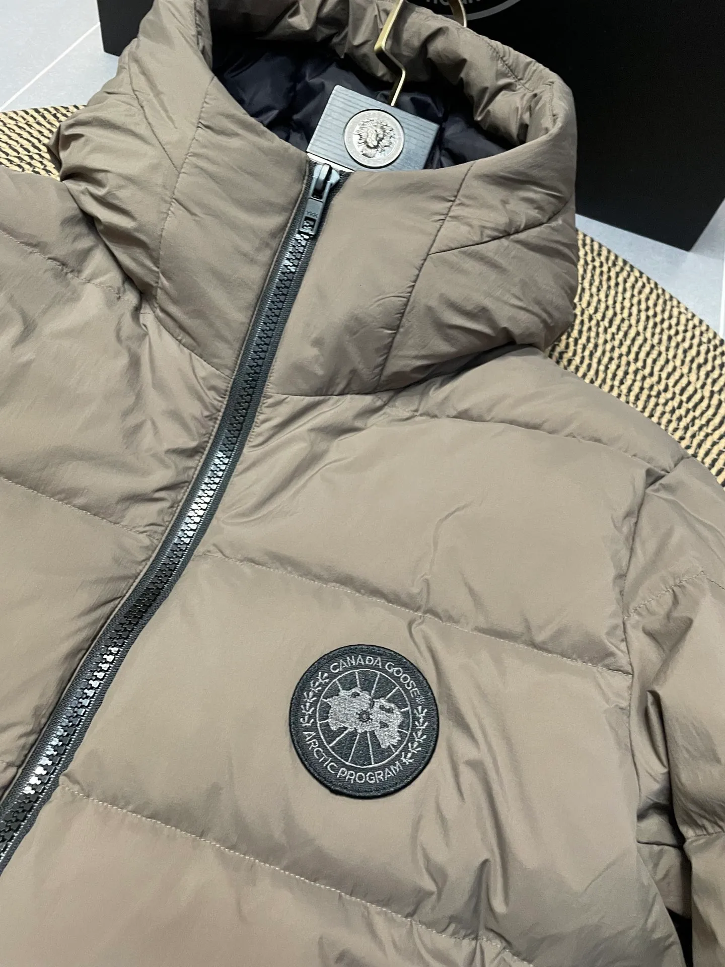 P860 Ouyang Nana second generation Canad goose black label down jacket is a must-have goose black label down jacket in the outerwear industry! The latest designer styles! The goose down jacket has always been a popular element of fashion and is loved by experts from all walks of life! Fashionable hooded cut, high-end customer-supplied fine goose down, high resilience, smooth zipper, strong and firm. Pockets on both sides can store small items, free your hands, and you can go out without worries. It can also meet the need of putting your hands in your pockets👏👏Produced by Big Goose, it can be used as a group uniform by many celebrities. This down jacket uses a double-layer anti-down lining design, which has strong windproof performance and will be very warm in winter! New standard 90% goose down filling, high fluffiness, windproof hooded design. When walking outdoors, pull the collar to the highest position, put your hands in the pockets and it will be very warm. It can be easily controlled by all body types! The interior is equipped with an elastic snow skirt design for better wrapping. The simple and neat style design highlights the masculine temperament. The impeccable style is classic and never goes out of style. It is warm and practical, and it is versatile! You can enter with your eyes closed!    Size: XS-XXL